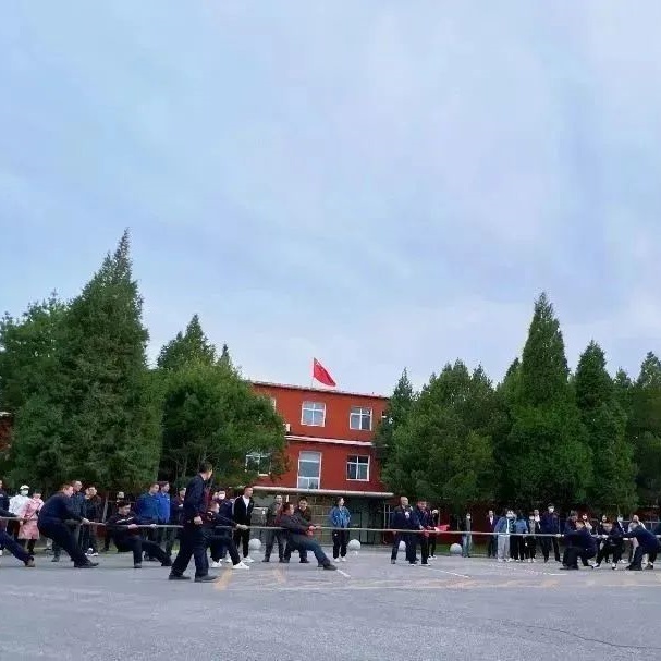 “迎五一、慶五四”拔河比賽